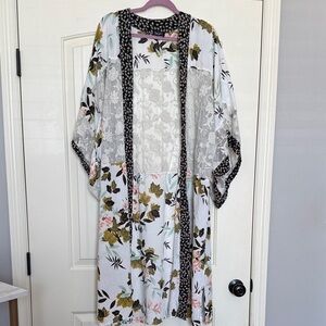 GiGio Floral Lace Kimono Robe in White with Olive & Pink Accents - Size M